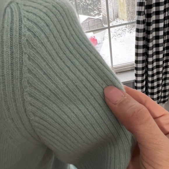 Loro Piana v-neck cashmere sweater size 44. - Picture 3 of 6